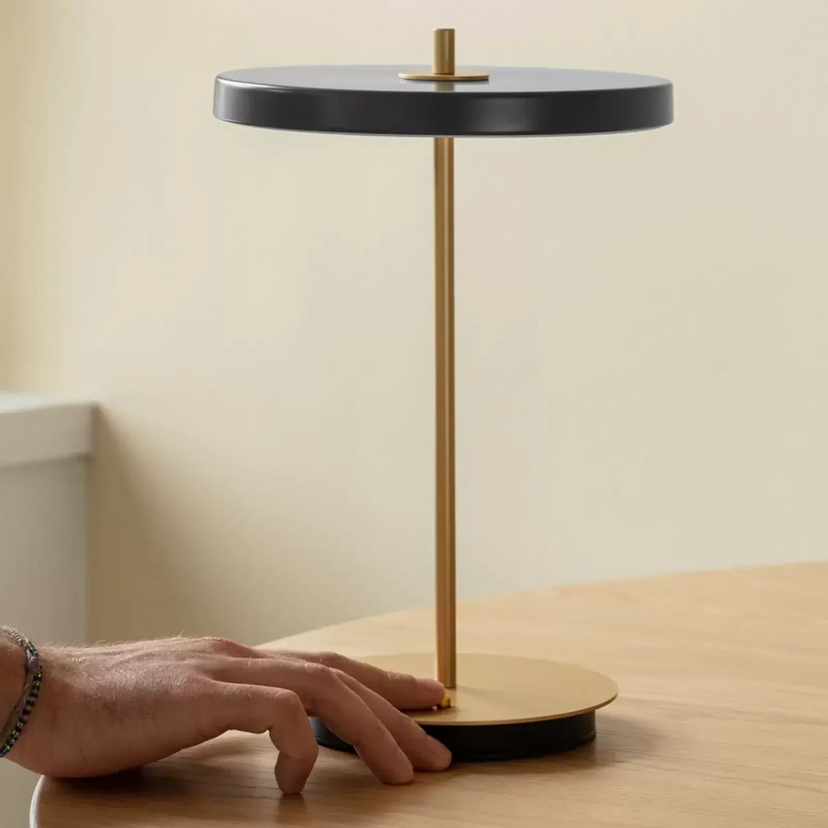 Calstova LED Portable Lamp