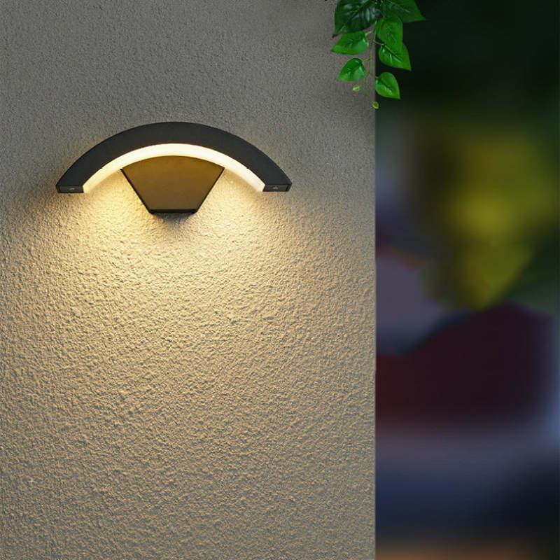 Yarbarno Outdoor Wall Lamp
