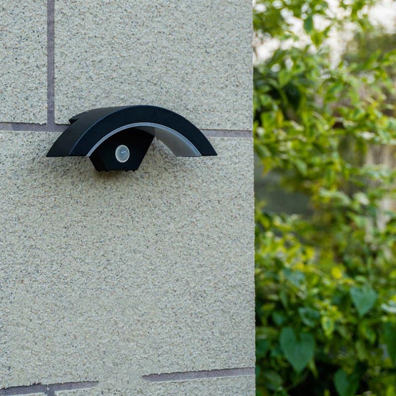 Yarbarno Outdoor Wall Lamp