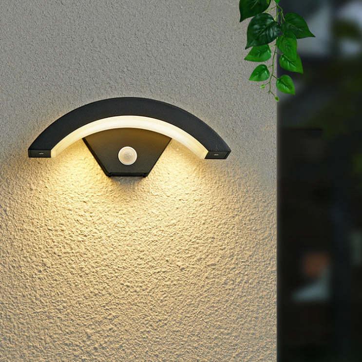 Yarbarno Outdoor Wall Lamp